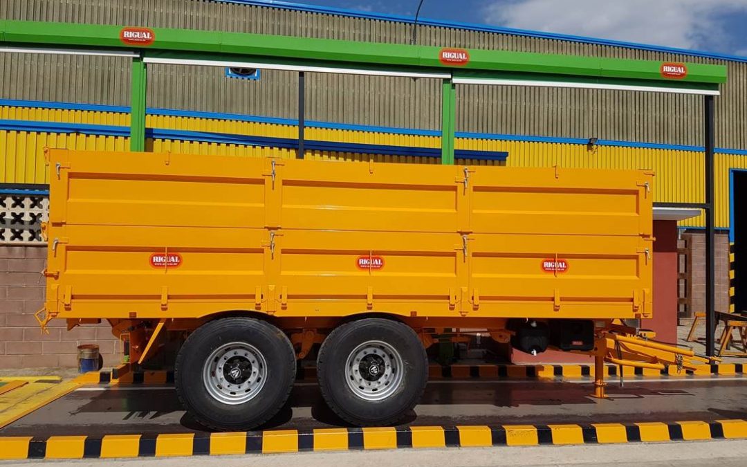 Agricultural dumper trailers with removable side panels