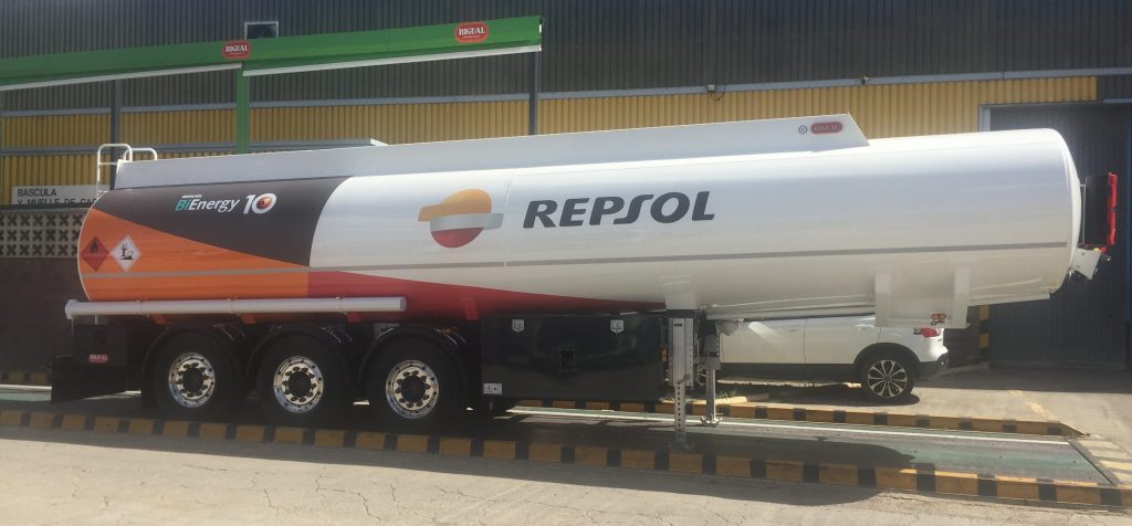 Cisterna autoportante Rigual para el transporte de carburantes.