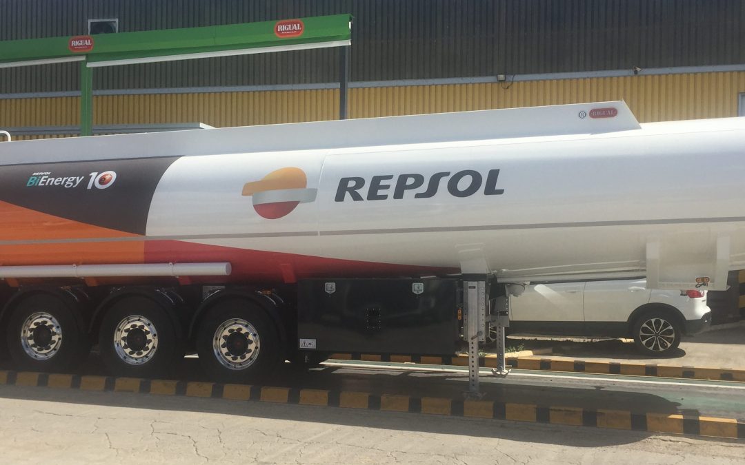 Cisterna autoportante Rigual para el transporte de carburantes.