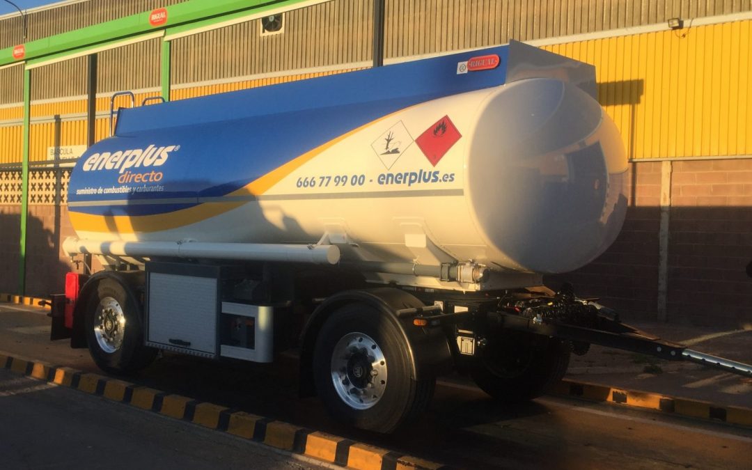 Remolque Rigual de 18000 litros para el transporte de gasóleos y gasolinas.