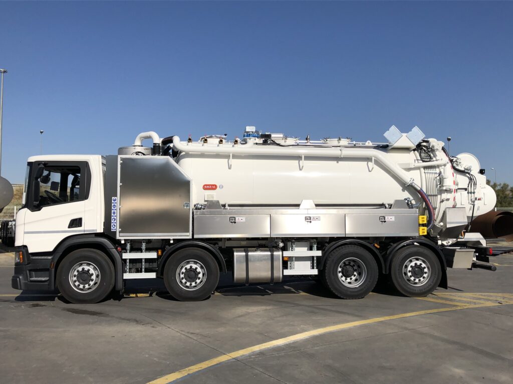 Camión de desatasco y limpieza con cisterna Rigual de 17000 litros