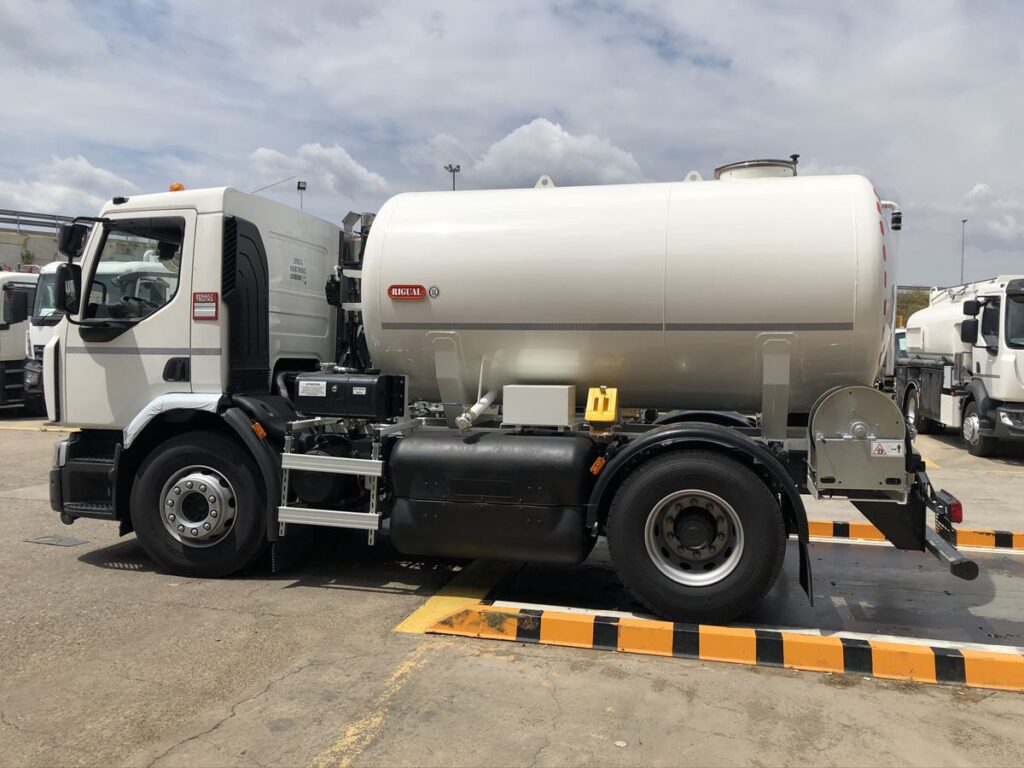 Camión con cisterna Rigual de 8000 litros de un compartimento para el transporte de agua