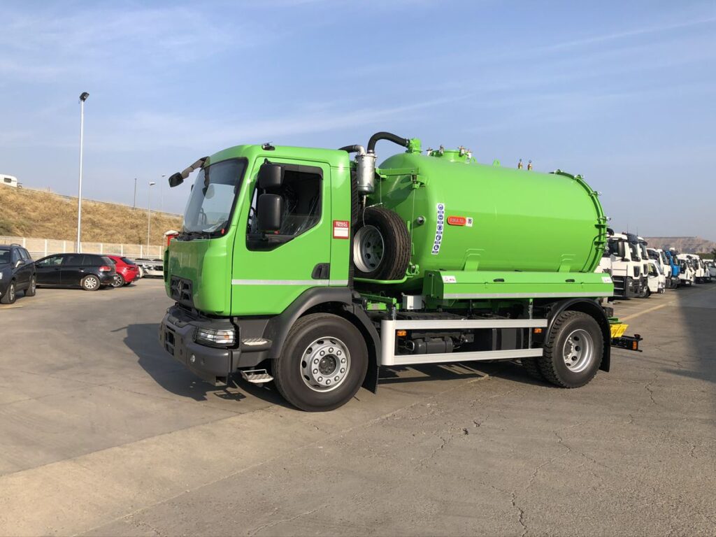 Camión con cisterna Rigual de 9000 litros en un compartimento para el transporte de agua