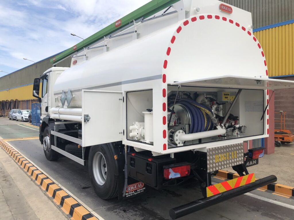 Camión con cisterna Rigual de 12000 litros y 3 compartimentos para aceites usados