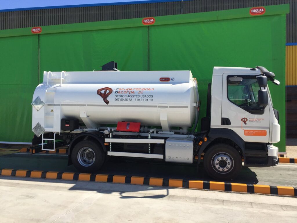Camión con cisterna Rigual de 8000 litros para la recogida de aceites