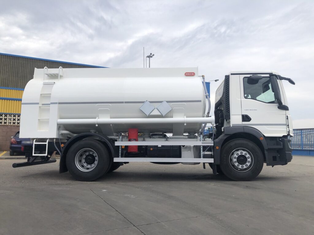 Camión cisterna Rigual de 12000 litros y 3 compartimentos para recogida de aceites usados con capilla trasera