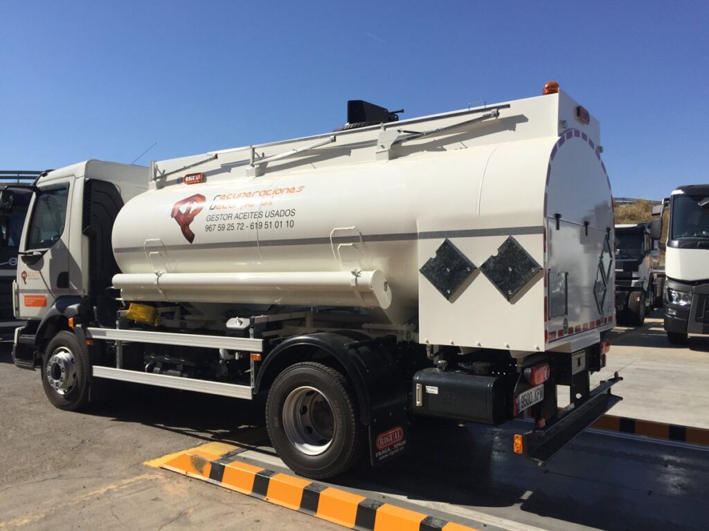 Camión con cisterna Rigual de 8000 litros para la recogida de aceites de un compartimento