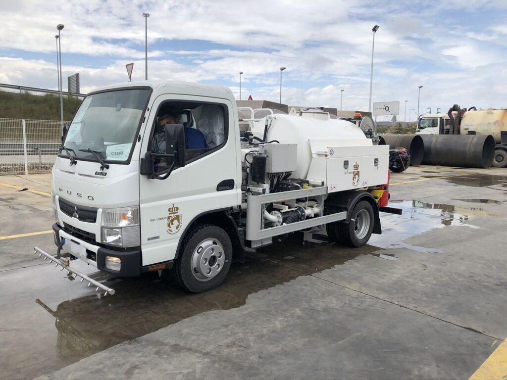 Camión con cisterna Rigual de 2000 litros con barra de riego y bomba de agua