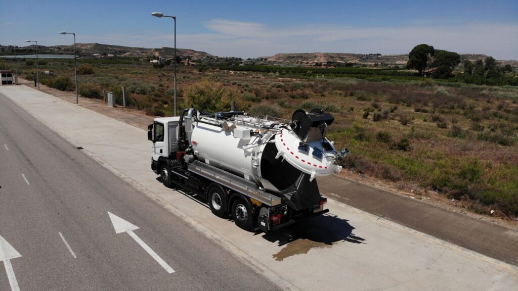 Camion mixto desatasco y limpieza con cisterna Rigual de 14000 litros en acero inoxidable y devanadera fija