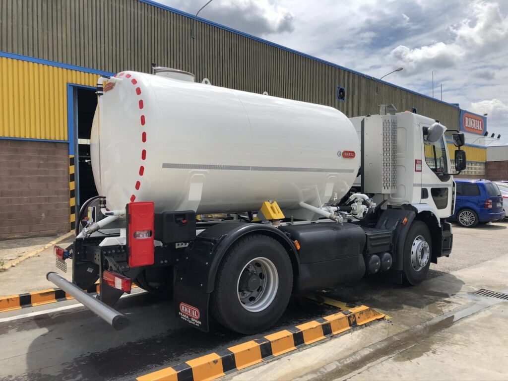 Camión con cisterna Rigual de 8000 litros en un compartimento para el transporte de agua