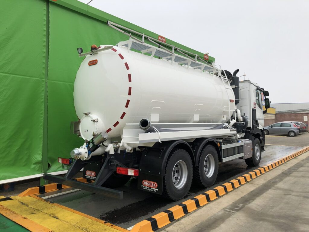 Camión con cisterna Rigual de 16000 litros en un solo compartimento para el transporte de agua