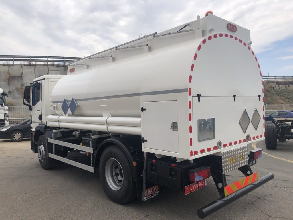 Camión cisterna Rigual de 12000 litros y 3 compartimentos para aceites usados con capilla trasera