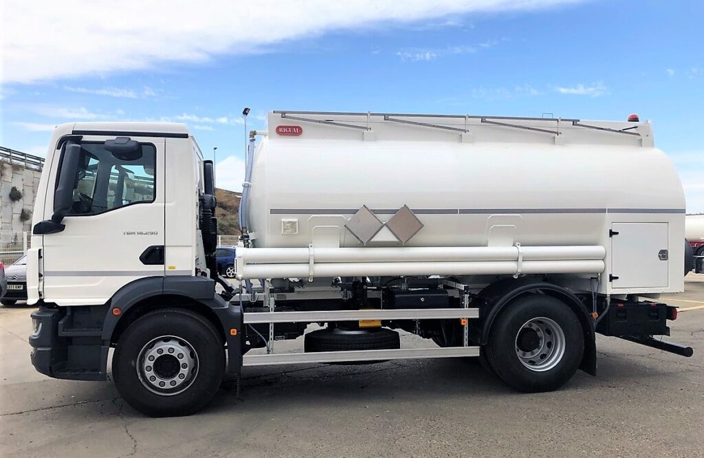 Camión cisterna Rigual de 12000 litros y 3 compartimentos para aceites usados