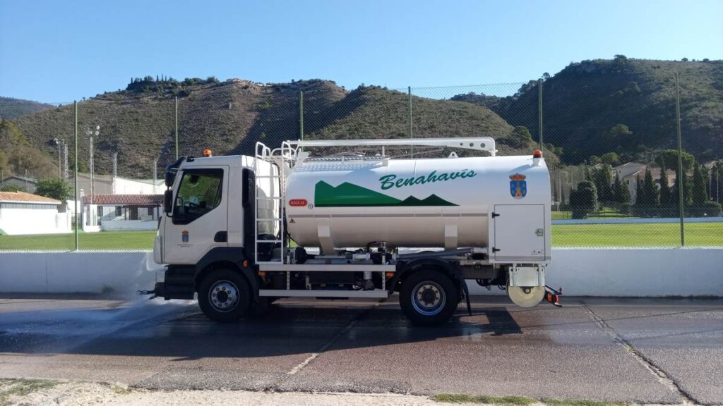 Camión de riego y baldeo con cisterna Rigual de 9000 litros en aluminio