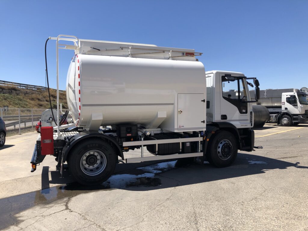 Camión de riego y baldeo con cisterna Rigual de 10000 litros fabricada en aluminio y pertiga superior