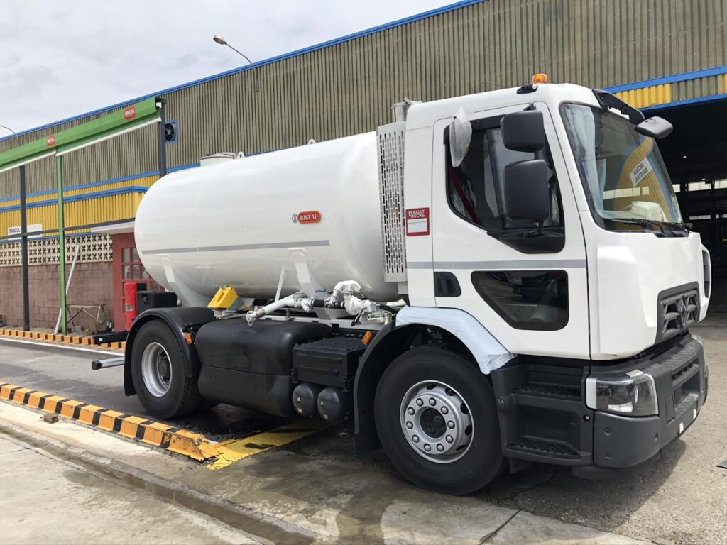 Camión con cisterna Rigual de 8000 litros para el transporte de agua