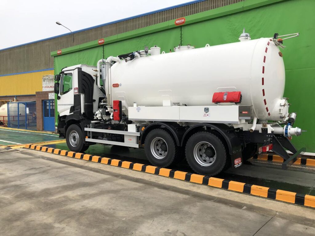 Camión con cisterna Rigual de 16000 litros en un compartimento para el transporte de agua