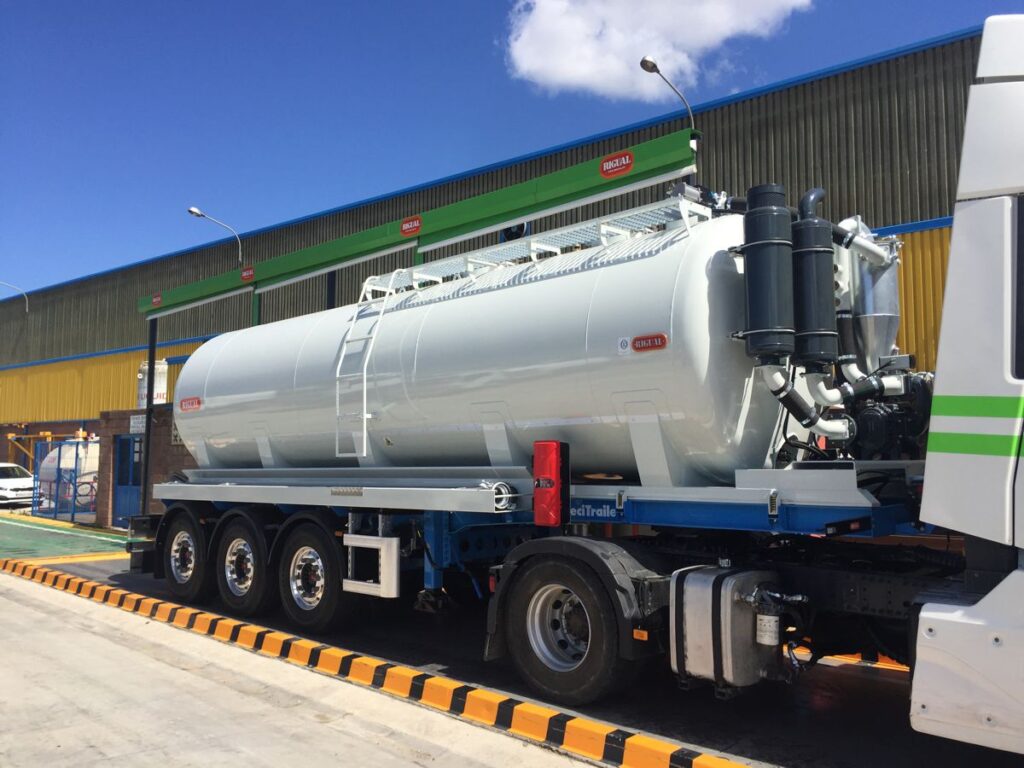 Semirremolque con cisterna Rigual de 24000 litros con brazo de carga para el transporte de purines