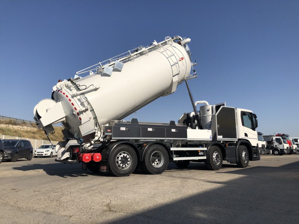 Camión de desatasco y limpieza con cisterna Rigual de 17000 litros homologación ADR
