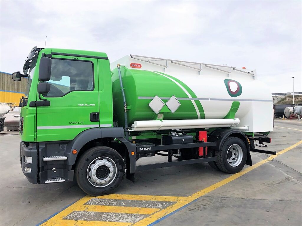 Camión cisterna Rigual de 10000 litros y un solo compartimento para la recogida de aceites