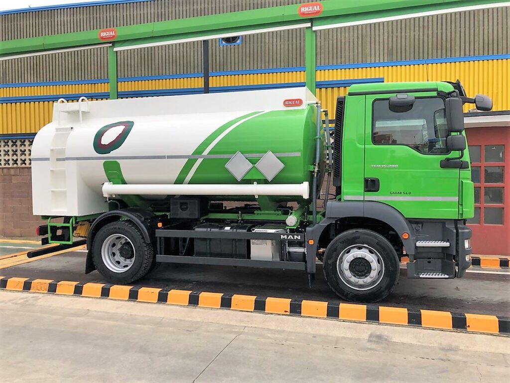 Camión con cisterna Rigual de 10000 litros y un solo compartimento para la recogida de aceites
