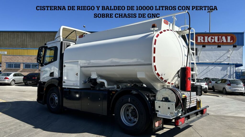 Equipo de riego y baldeo de 10000 litros con pértiga sobre camión de gnc
