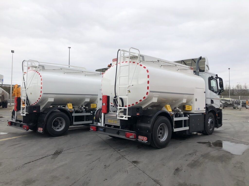 Camión de riego y baldeo con cisterna Rigual de 10000 litros fabricada en aluminio