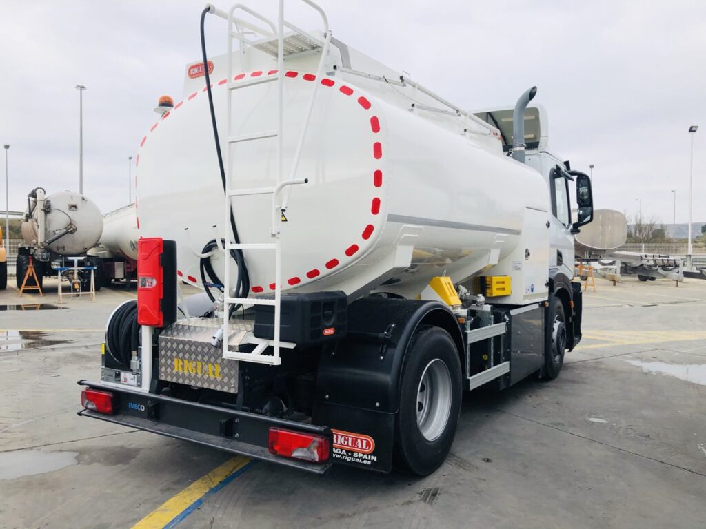 Camión de riego y baldeo con cisterna Rigual de 10000 litros sobre chasis Iveco