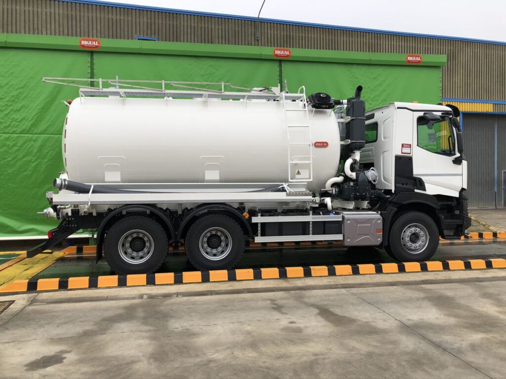 Camión con cisterna Rigual de 16000 litros para el transporte de agua