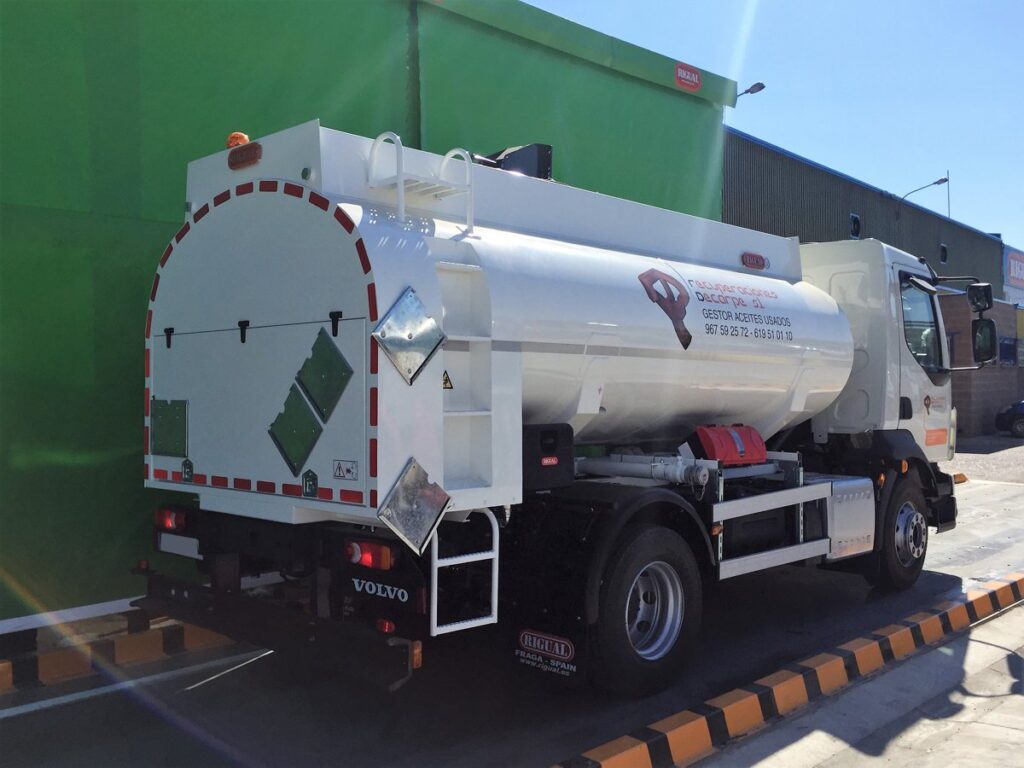 Camión con cisterna Rigual de 8000 litros de un compartimento para la recogida de aceites con capilla trasera