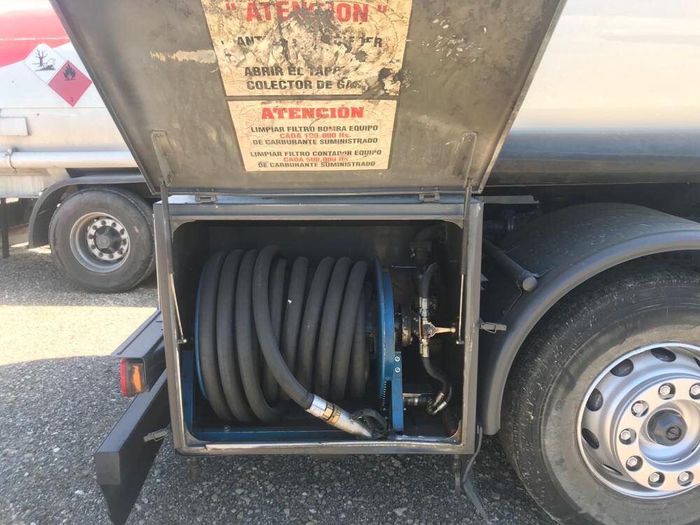 CAMIÓN VOLVO CON CISTERNA DE 20.000 LITROS 3ER EJE ELEVABLE