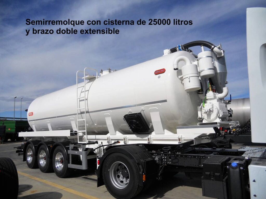 Semirremolque con cisterna rigual de 25000 litros para el transporte de purín con brazo doble extensible