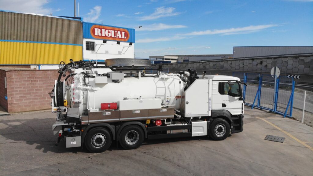 Camion mixto desatasco y limpieza con cisterna Rigual de 12000 litros con devanadera superior