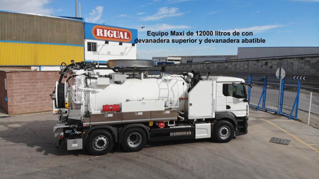 Camión mixto de desatasco y limpieza con cisterna Rigual de 12000 litros con devanadera superior