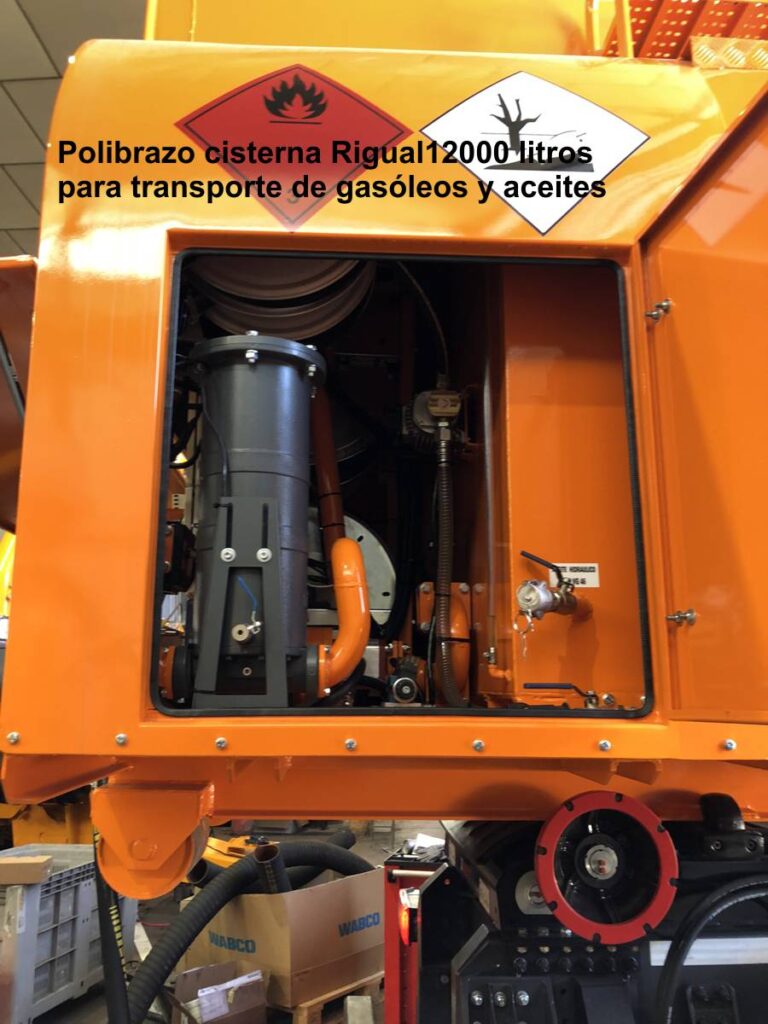 Polibrazo con cisterna Rigual de 12000 litros para transporte de gasóleos-aceites