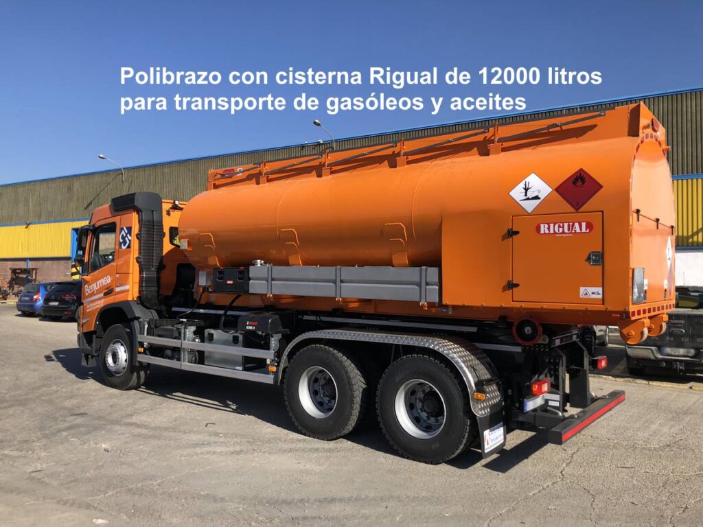 Polibrazo con cisterna Rigual de 12000 litros para transporte de gasóleos