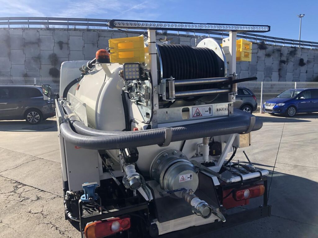 Camión mixto de desatasco y limpieza con cisterna Rigual de 3000 litros equipo City
