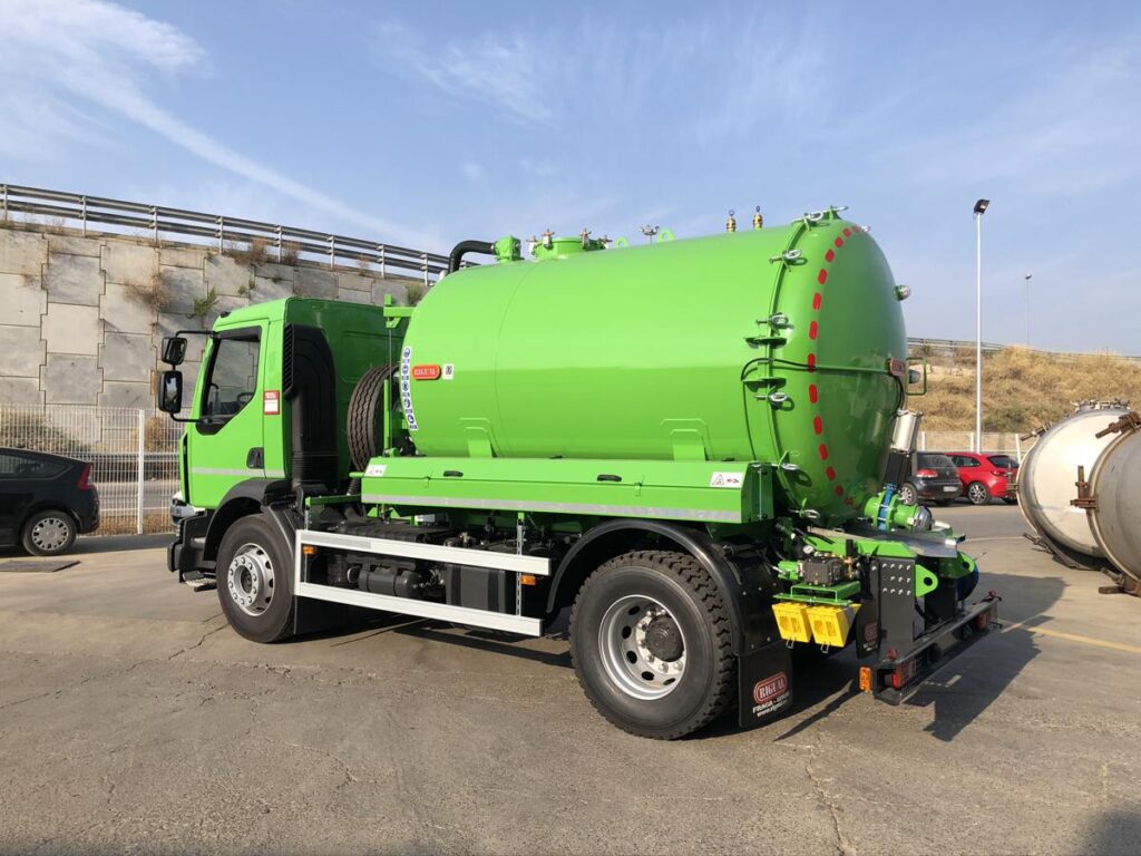 Camión con cisterna Rigual de 9000 litros para el transporte de agua