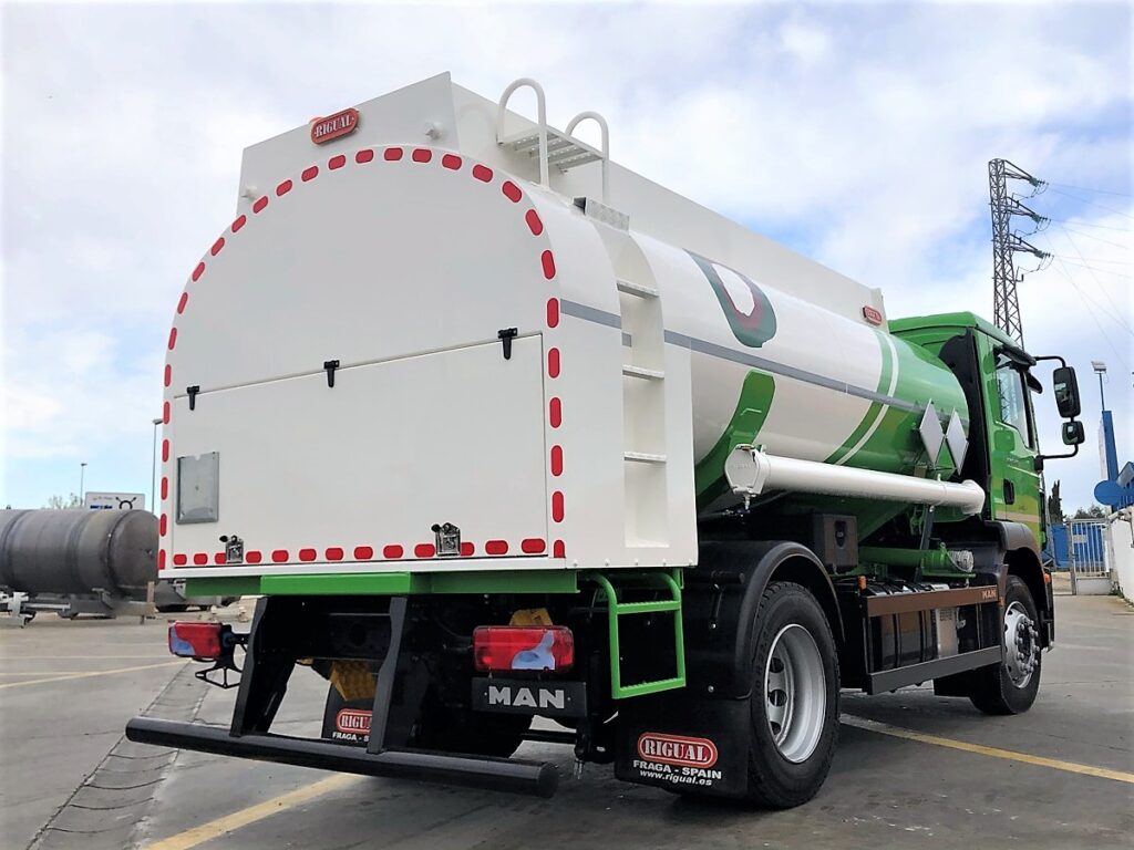 Camión con cisterna Rigual de 10000 litros y un solo compartimento para aceites usados