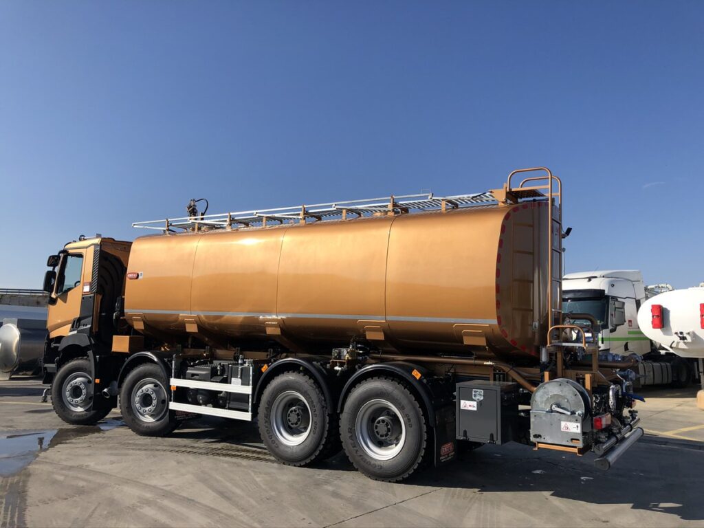 Camión con cisterna Rigual de 28000 litros en acero inoxidable