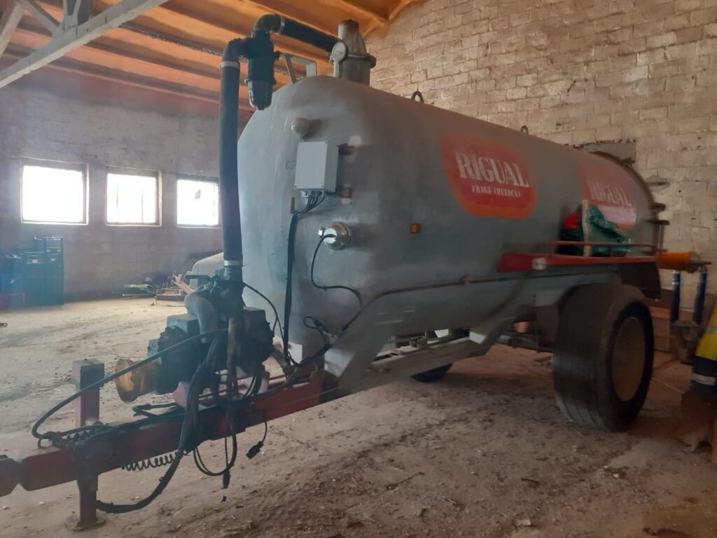 Cisterna Rigual usada de 6000 litros galvanizada con aplicador y condutímetro Eco+