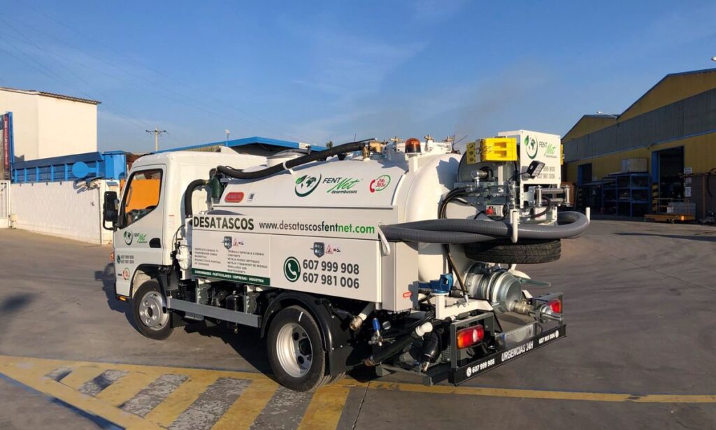 Camión mixto de desatasco y limpieza con cisterna Rigual de 3000 l en dos compartimentos equipo City