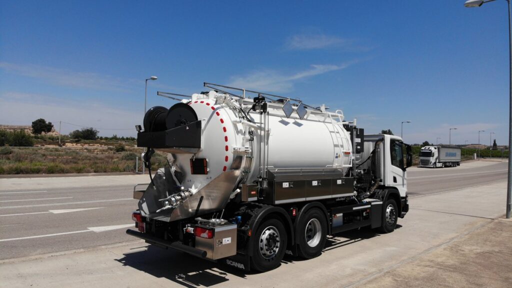 Camion mixto desatasco y limpieza con cisterna Rigual de 14000 litros en acero inoxidable y devanadera fija