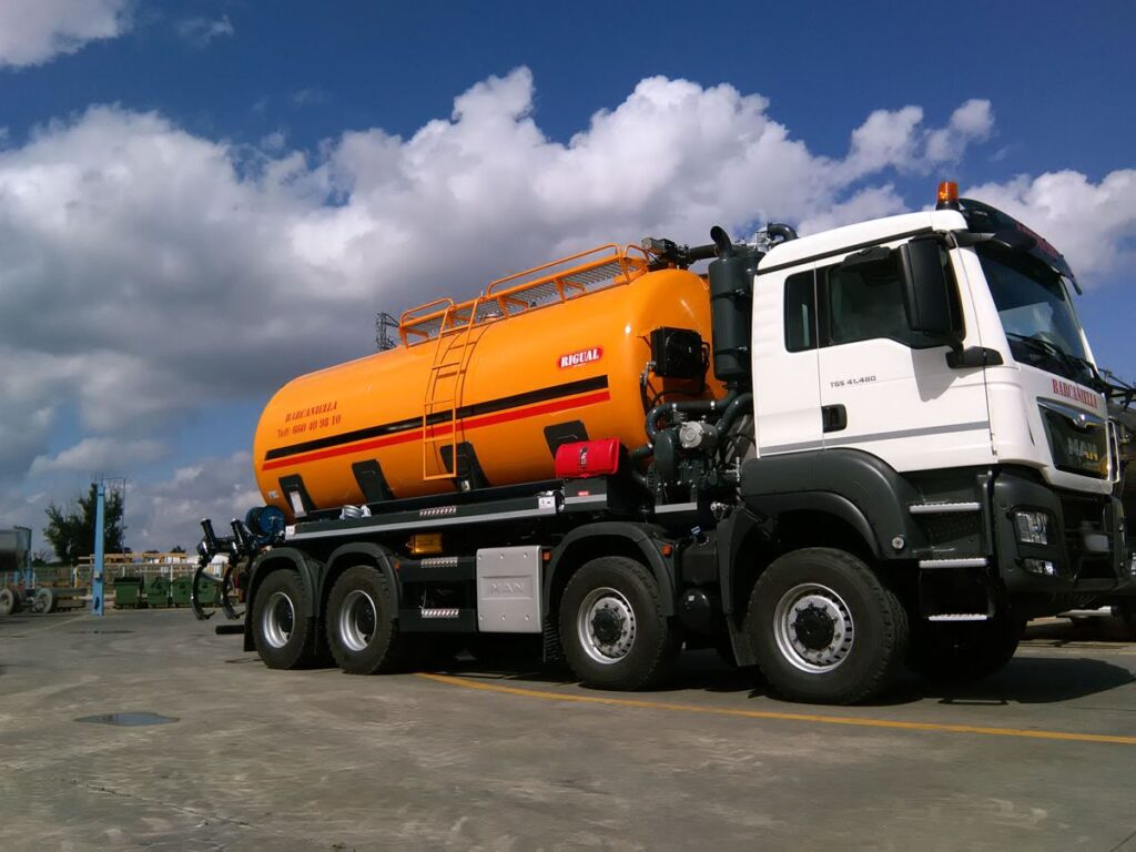 Chasis de 4 ejes con cisterna rigual para transporte y distribución de purín con inyectores