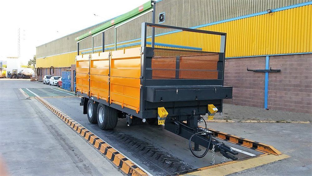 Remolque Rigual tandem 16000 con frontal fijo y puerta 3 posiciones