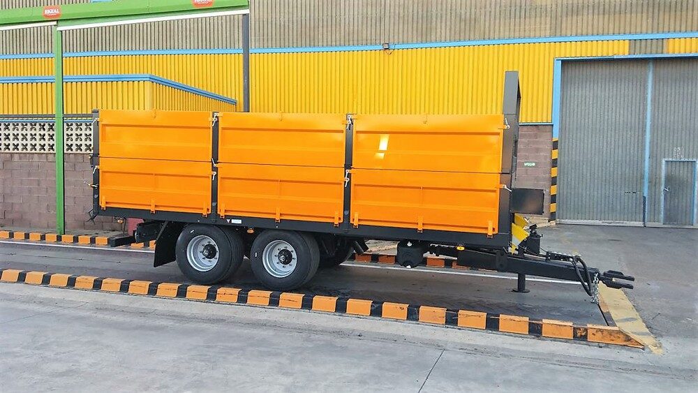 Remolque tandem Rigual de 16000 con frontal fijo y puerta 3 posiciones