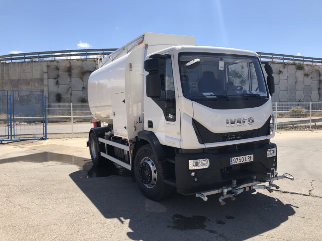 Camión de riego y baldeo con cisterna Rigual de 10000 litros fabricada en aluminio con pertiga superior y barra de riego delantera