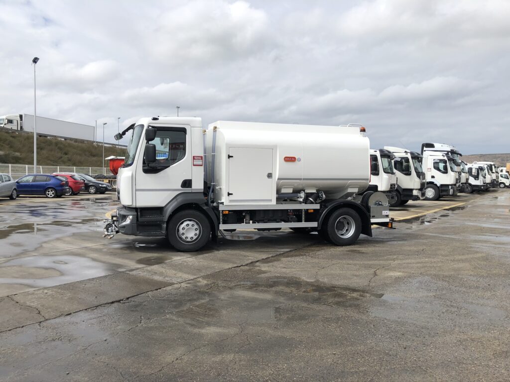 Camion de riego y baldeo con cisterna Rigual de 8000 litros en aluminio