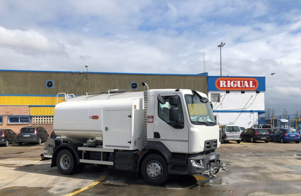 Camion de riego y baldeo con cisterna Rigual de 8000 litros