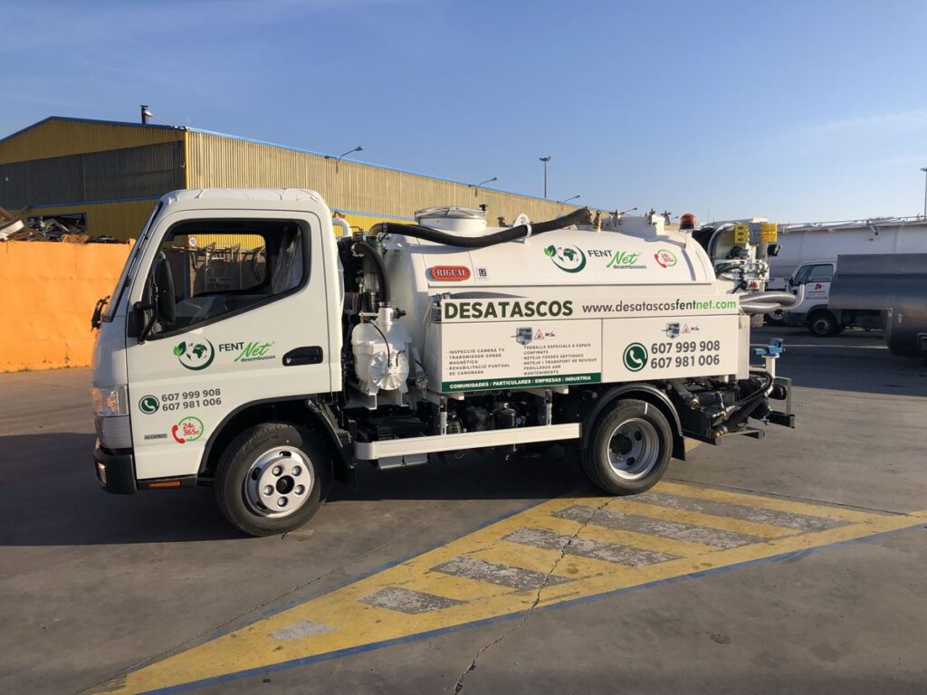 Camión mixto de desatasco y limpieza con cisterna Rigual de 3000 litros en dos compartimentos equipo City